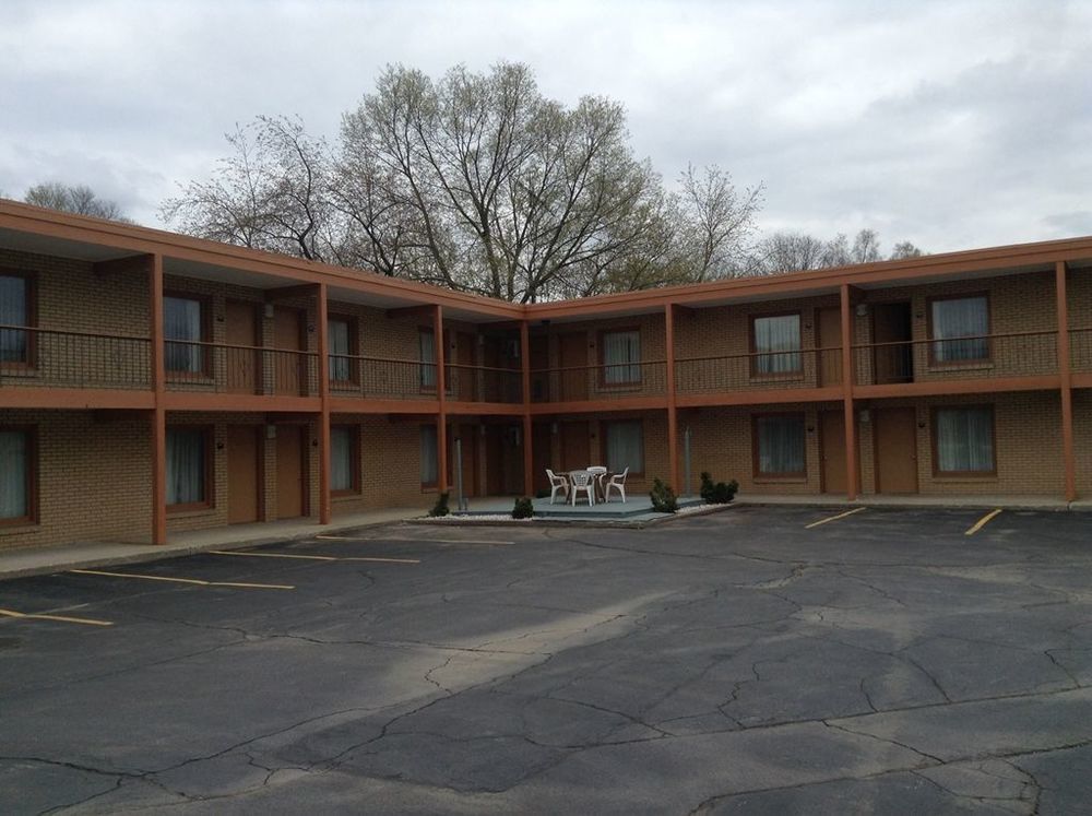 Village Inn Motel - Berrien Springs Eksteriør billede